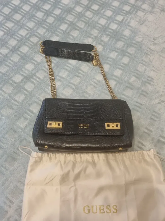 Borsa tracolla Guess nera con dettagli oro