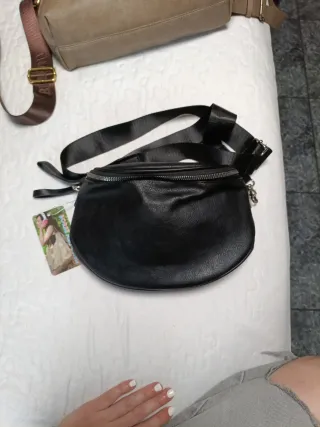 Bolso negro tipo riñonera