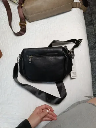 Bolso negro tipo riñonera