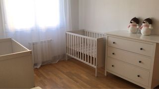 Cuna de madera blanca