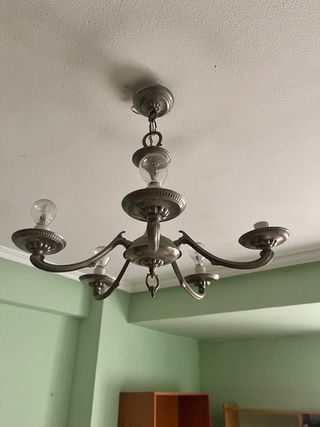 Lámpara de araña de metal plateado