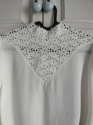 Blusa blanca S con cuello de encaje