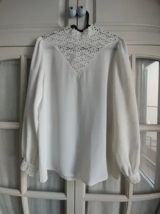 Blusa blanca S con cuello de encaje