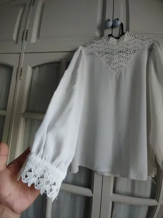 Blusa blanca S con cuello de encaje