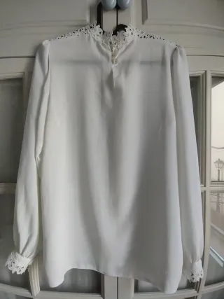 Blusa blanca S con cuello de encaje