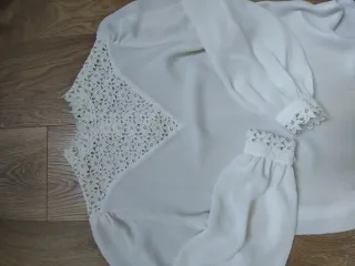 Blusa blanca S con cuello de encaje