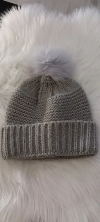Gorro de lana gris con pompón