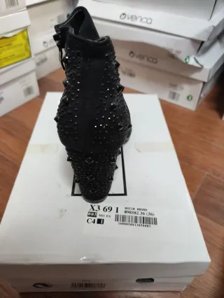 Botín Venca Negro Tachuelas Talla 36