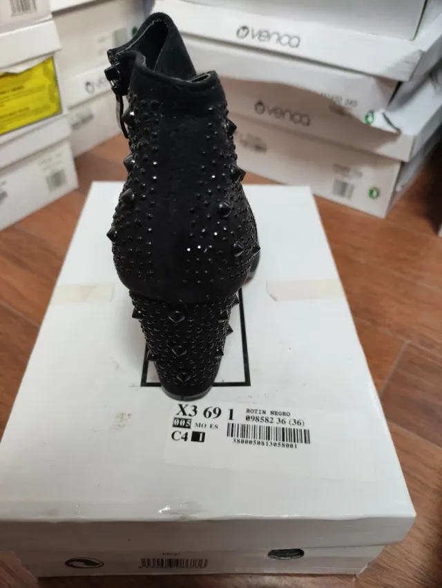 Botín Venca Negro Tachuelas Talla 36