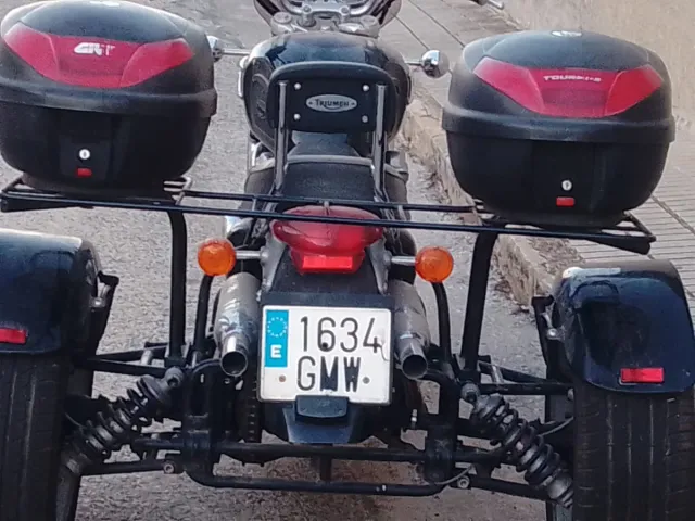 Triciclo Moto con Maletas Givi