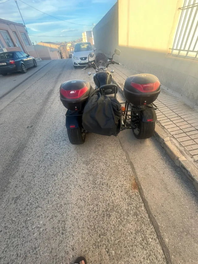 Triciclo Moto con Maletas Givi