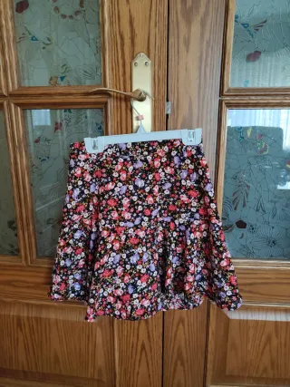 Falda corta flores Stradivarius