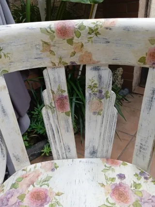Sedia in legno originale con design floreale shabby chic