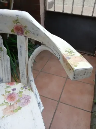 Sedia in legno originale con design floreale shabby chic