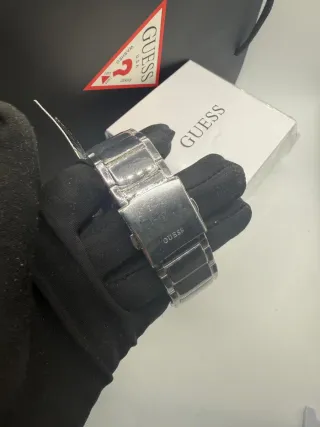 Reloj Guess Plateado y Blanco