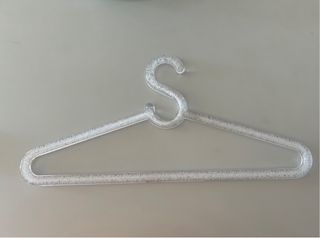 Percha de plástico transparente