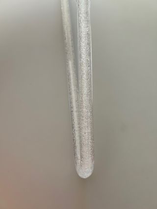 Percha de plástico transparente