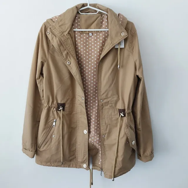 Parka color mostaza con forro de lunares...