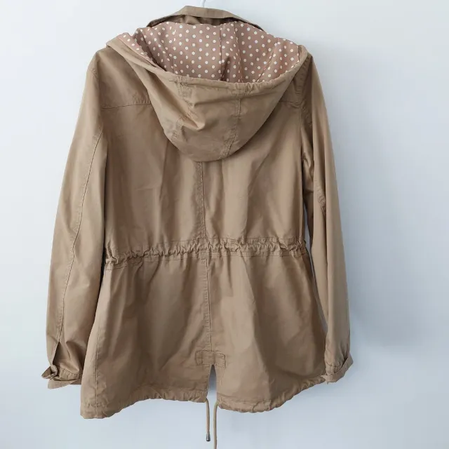 Parka color mostaza con forro de lunares...