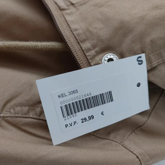 Parka color mostaza con forro de lunares...