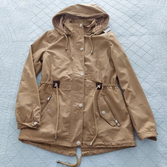 Parka color mostaza con forro de lunares...