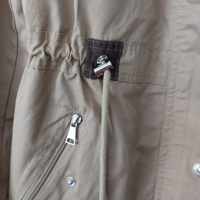 Parka color mostaza con forro de lunares...