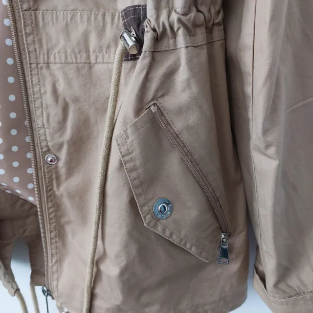 Parka color mostaza con forro de lunares...