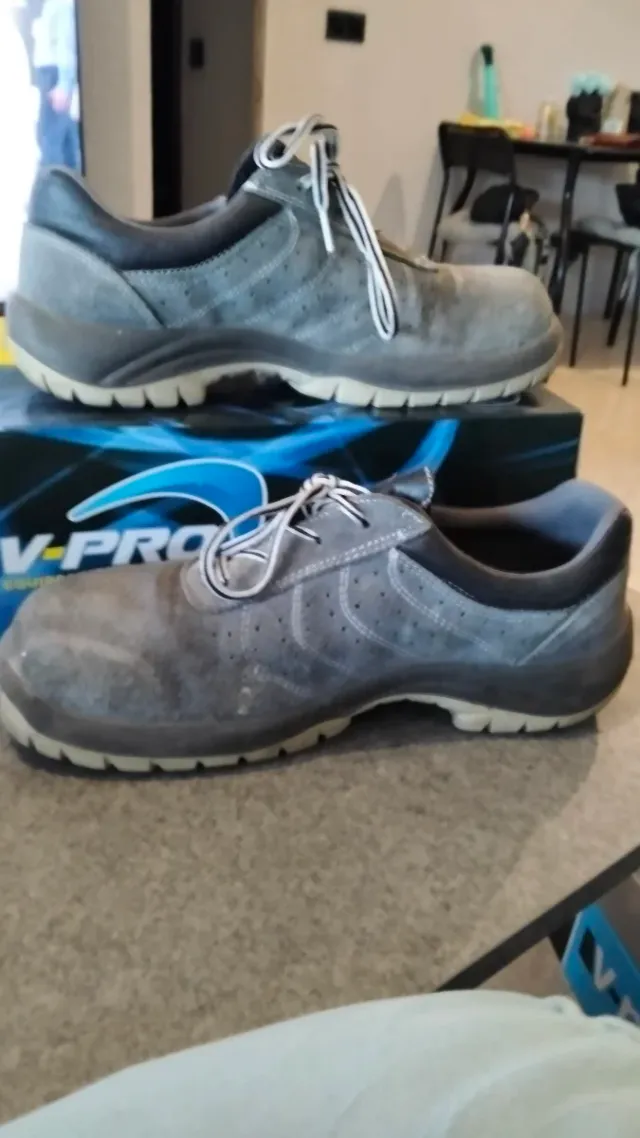 Zapatos de trabajo grises