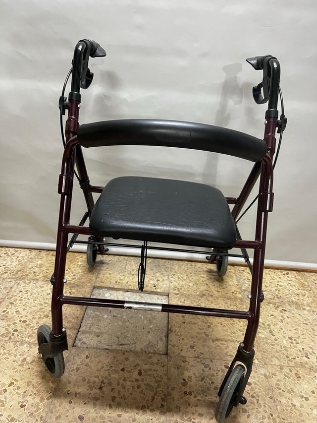 Andador con asiento y ruedas