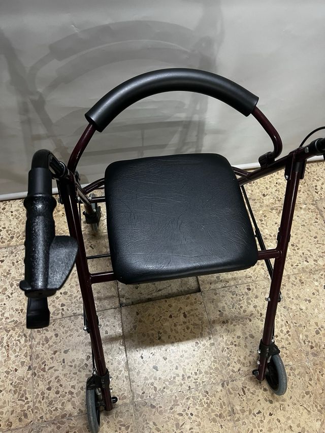 Andador con asiento y ruedas
