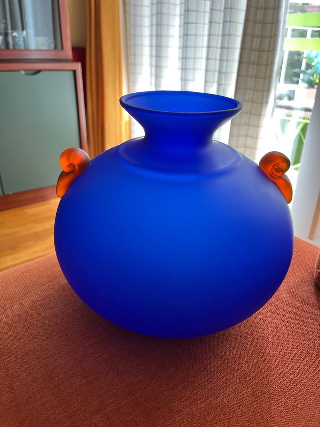 Jarrón de cristal azul con asas naranjas