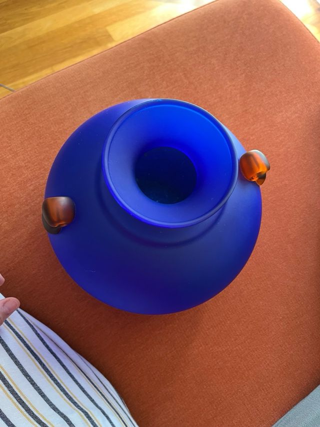 Jarrón de cristal azul con asas naranjas