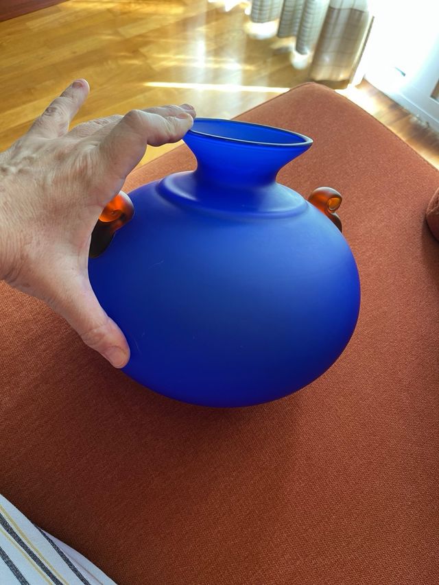 Jarrón de cristal azul con asas naranjas
