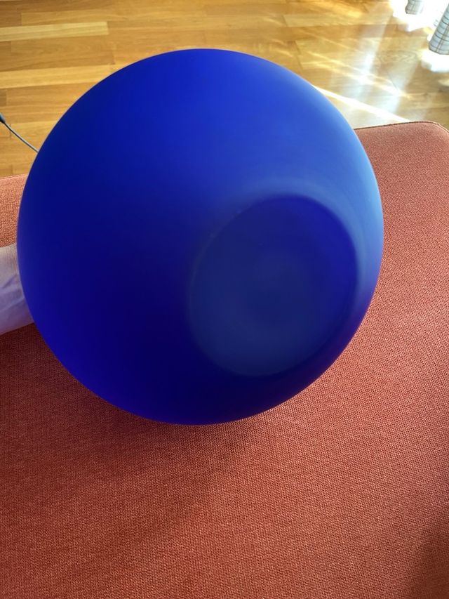 Jarrón de cristal azul con asas naranjas