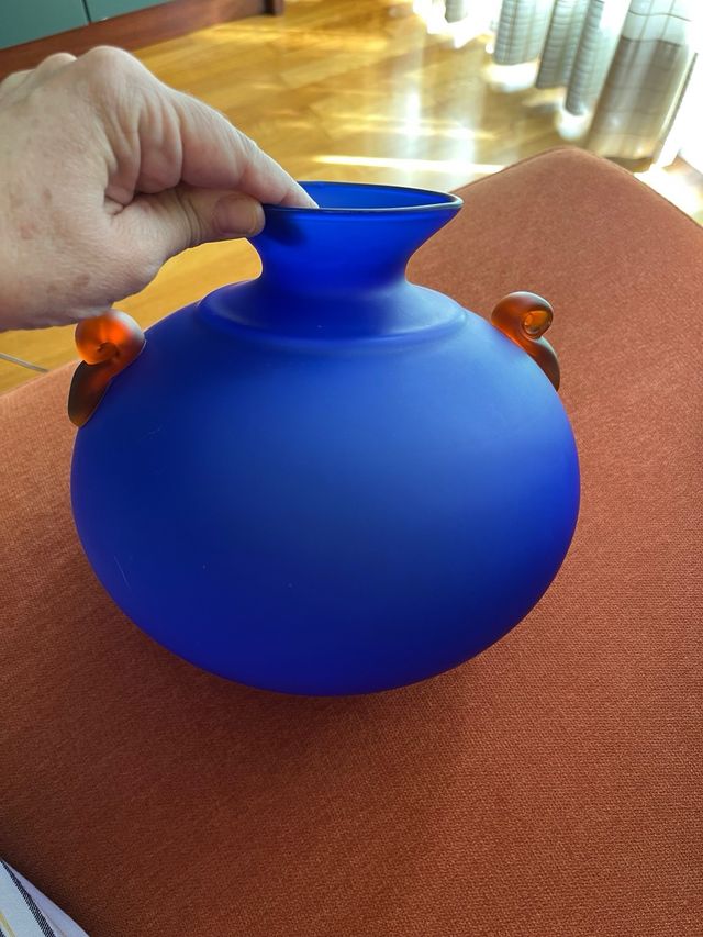 Jarrón de cristal azul con asas naranjas
