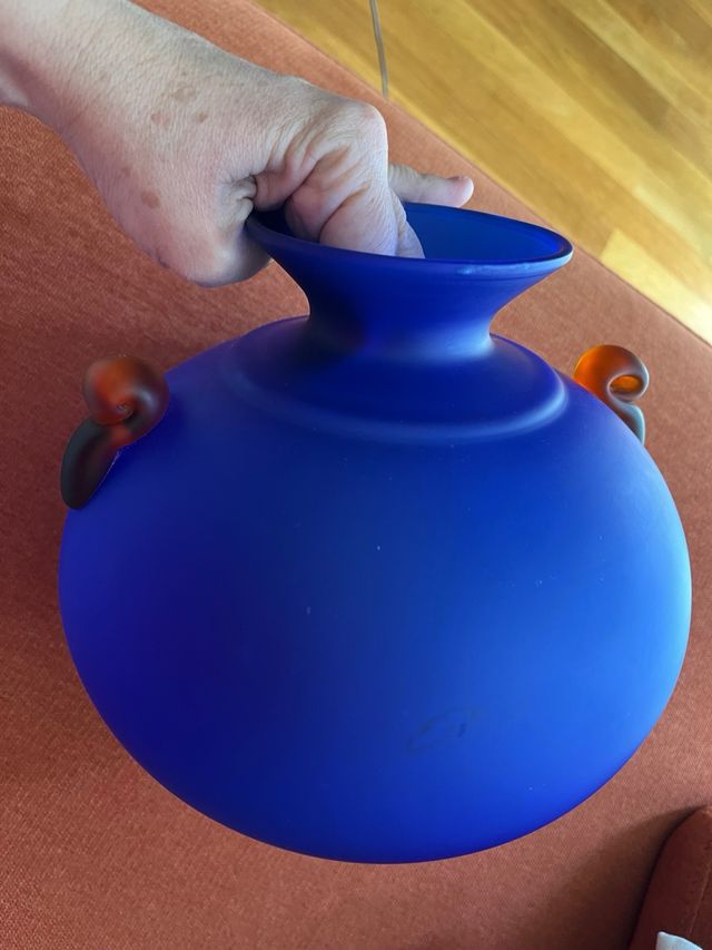 Jarrón de cristal azul con asas naranjas