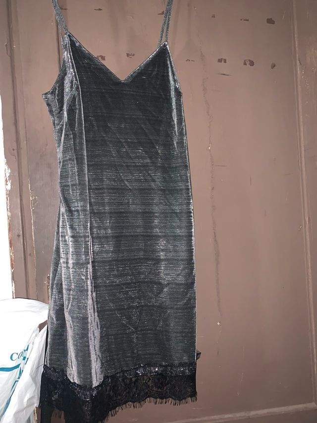 Vestido lencero plateado con encaje