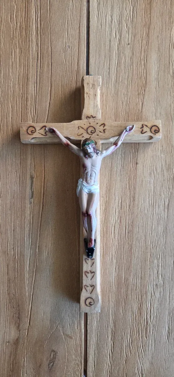Crucifijo artesanal madera tallada Cristo