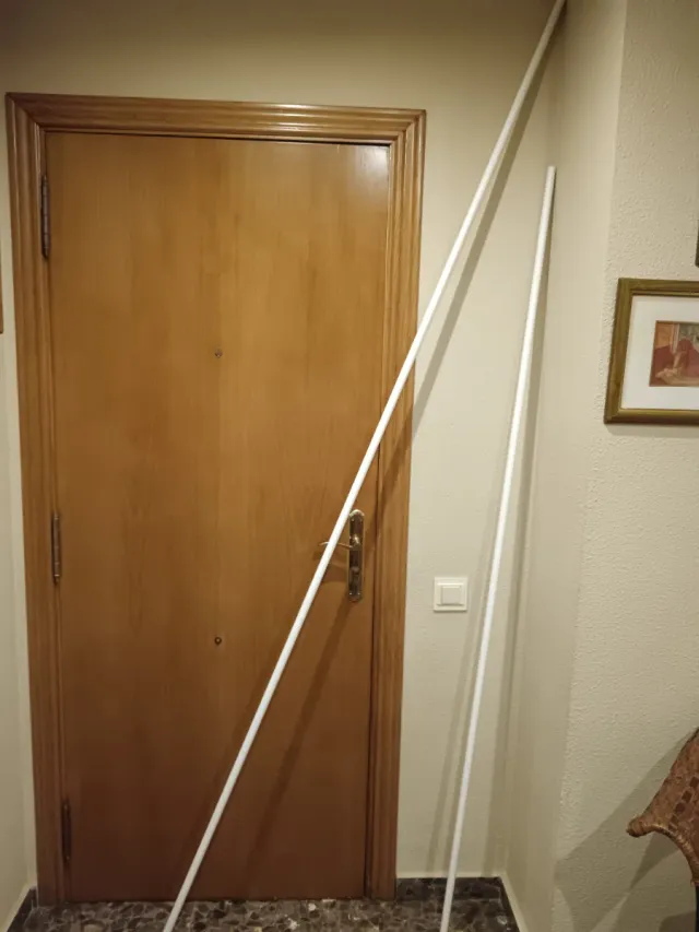 Barra de cortina blanca de metal.