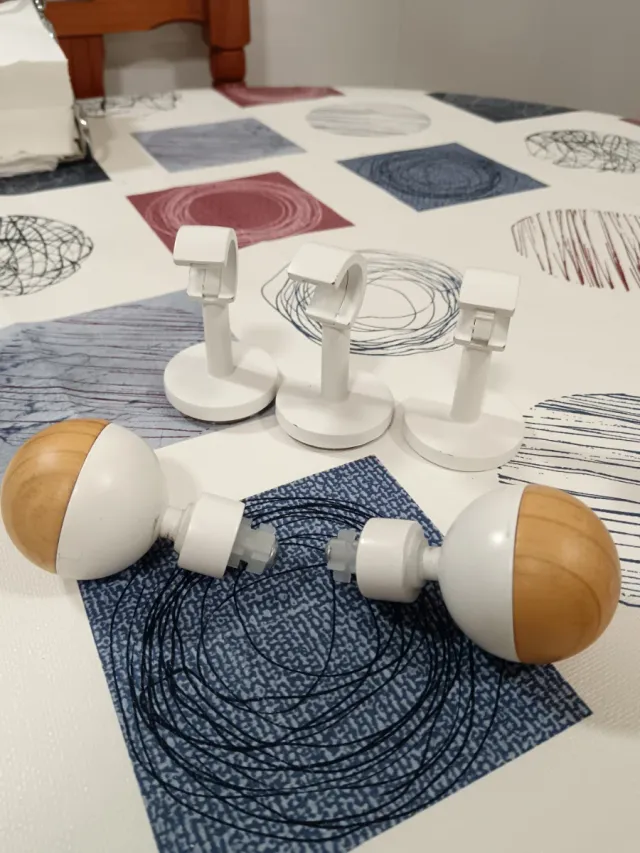 Barra de cortina blanca de metal.