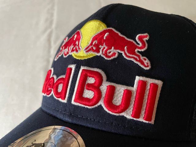 Gorra Red Bull Azul Rejilla. Logo Frontal y Traser