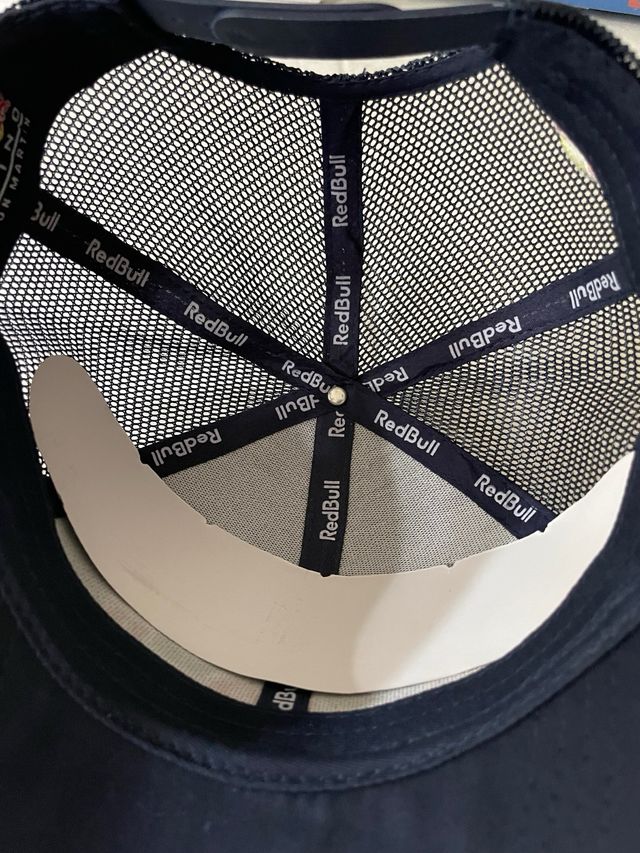 Gorra Red Bull Azul Rejilla. Logo Frontal y Traser