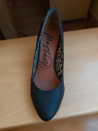 Zapatos de salón Mustang tacón medio