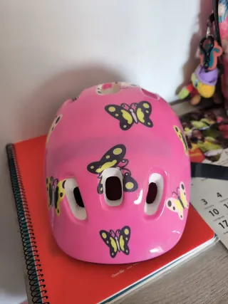 Casco de bici infantil rosa con mariposas