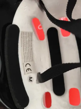 Casco de bici infantil rosa con mariposas