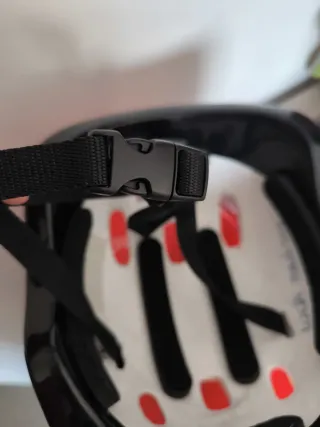 Casco de bici infantil rosa con mariposas