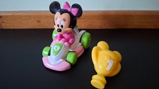 Coche Minnie Mouse con trofeo
