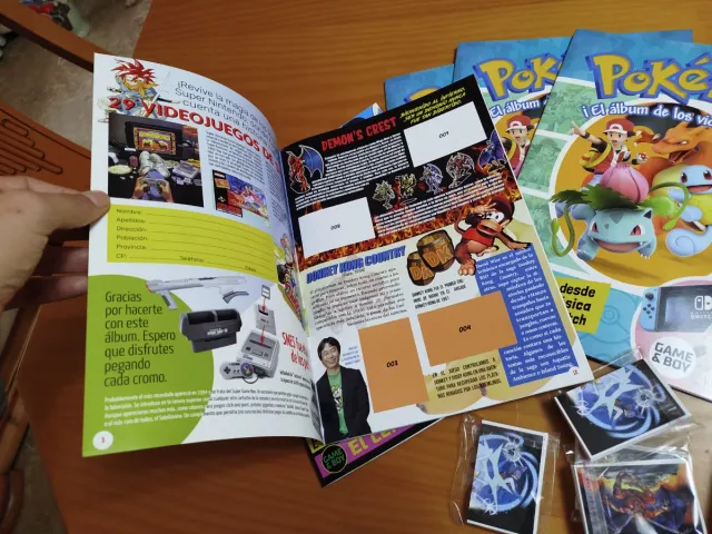 2 Álbumes de SNES y 3 de Pokémon (Cromos)