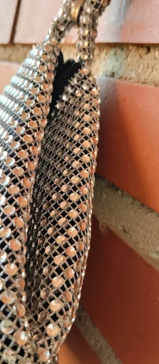 Bolso de fiesta plateado con pedrería