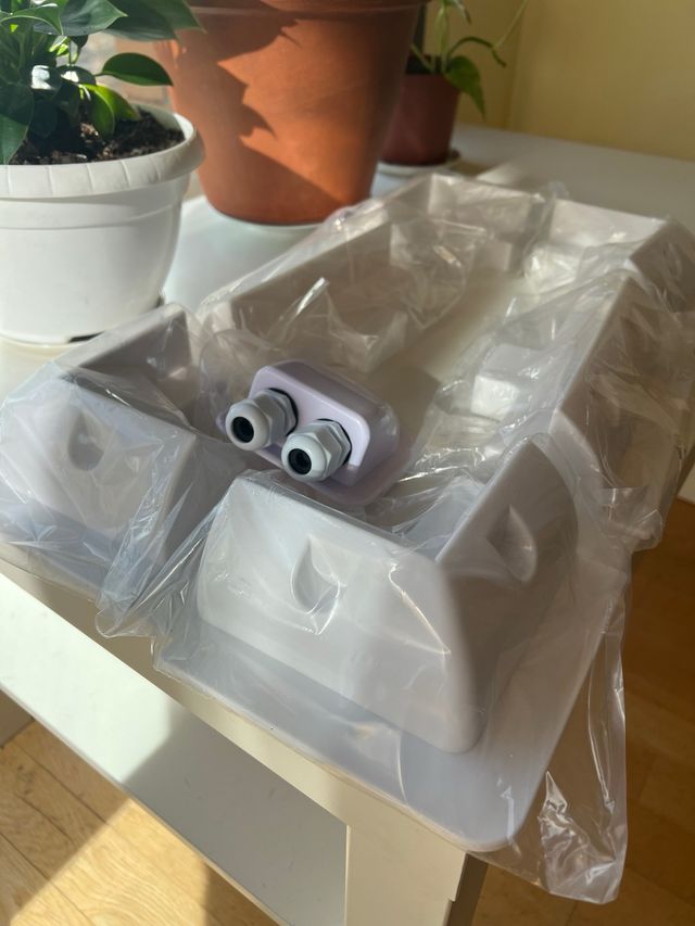 Conector estanco y soportes para panel solar